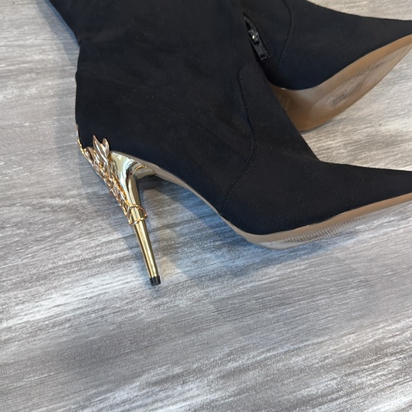 Over the knee black boots with pointed toe and gold decorative stiletto heel - Picture 2 of 8